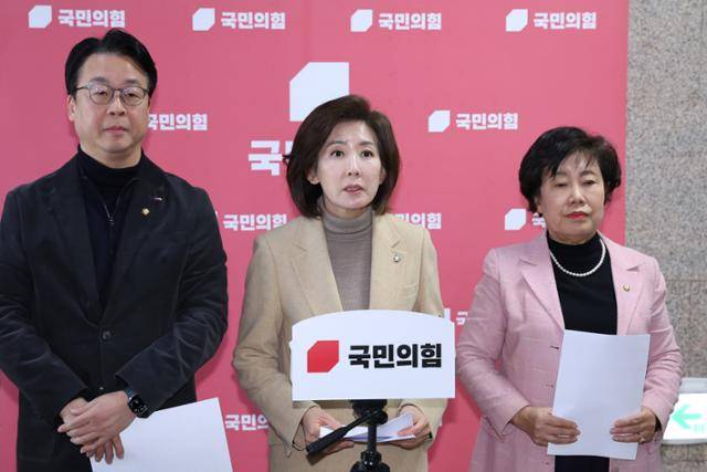 나경원(가운데) 의원 등 국민의힘 소속 법제사법위원들이 21일 국회의사당에서 더불어민주당의 법안심사소위 강행 시도를 비판하는 기자회견을 하고 있다. 뉴스1