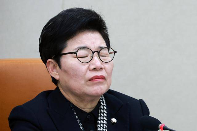 임이자 국회 재정경제기획위원장이 23일 국회에서 열린 이혜훈 기획예산처 장관 후보자 인사청문회에서 이혜훈 후보자가 정일영 더불어민주당 의원에게 강도 높은 질문 공세를 받자 생각에 잠겨 있다. 뉴시스