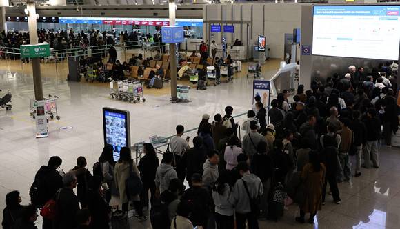 지난해 연휴 인천국제공항 제1여객터미널 출국장에서 승객들이 탑승 수속을 위해 줄을 서고 있는 모습. [사진=연합뉴스]