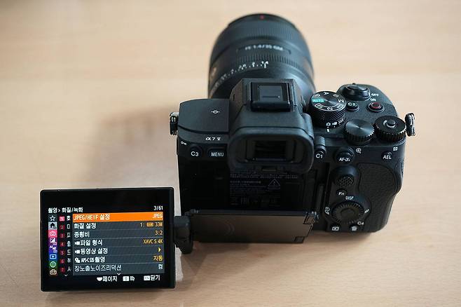 자유롭게 조작 가능한 후면 디스플레이를 적용했다 / 출처=IT동아