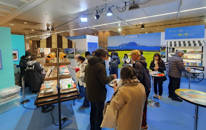 후쿠오카 텐진 중심가에서 열린 제주 관광 팝업 행사에 현지 방문객들의 발길이 이어지고 있다. (제주관광공사 제공)