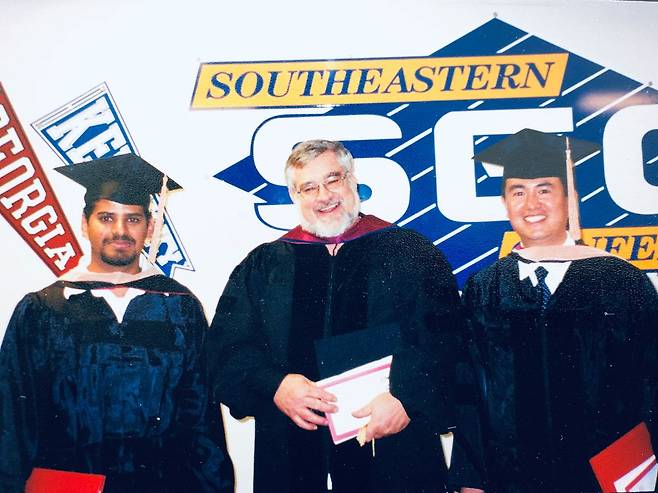 2001년 김도현씨(맨 오른쪽)의 미 아칸소대 경영학 석사 학위 졸업식 날. 사진 김도현