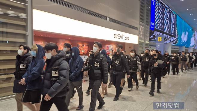 23일 오전 인천공항2터미널에서 캄보디아로부터 송환된 범죄인들이 입국장으로 나오고 있다./김다빈 기자