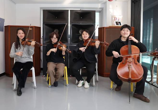 아벨 콰르텟이 서울 서초구에 있는 카페 베토벤에서 진행한 아르떼와의 인터뷰에 앞서 악기를 든 채 촬영하고 있다. 문경덕 기자.