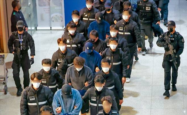 캄보디아에서 로맨스 스캠, 투자 리딩방 등의 범죄를 저지른 한국인 피의자 73명이 23일 인천국제공항을 통해 입국해 경찰서로 이송되고 있다.    /문경덕 기자