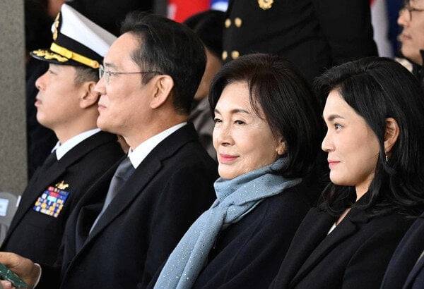 (왼쪽부터) 이재용 삼성전자 회장과 홍라희 전 삼성미술관 리움 관장, 이서현 삼성물산 사장이 지난해 11월 28일 오후 경남 창원시 진해구 해군사관학교에서 열린 '제139기 해군사관후보생 임관식'에 참석하고 있다. 뉴스1