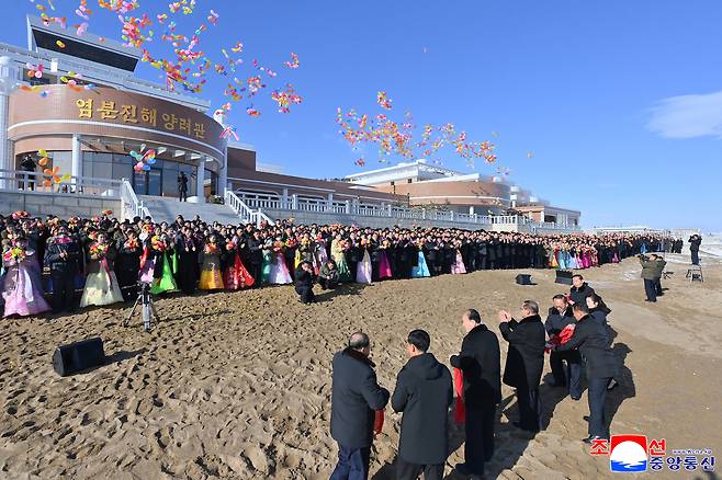 북한 조선중앙통신은 염분진해안공원지구 준공식이 지난 21일에 진행됐다고 23일 보도했다. 연합뉴스