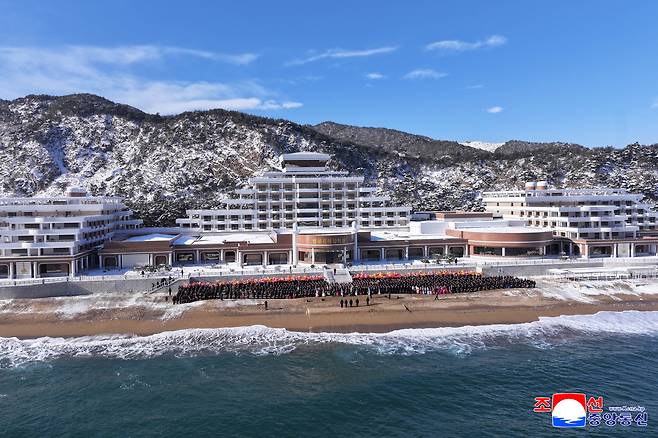 북한 조선중앙통신은 염분진해안공원지구 준공식이 지난 21일에 진행됐다고 23일 보도했다. 연합뉴스