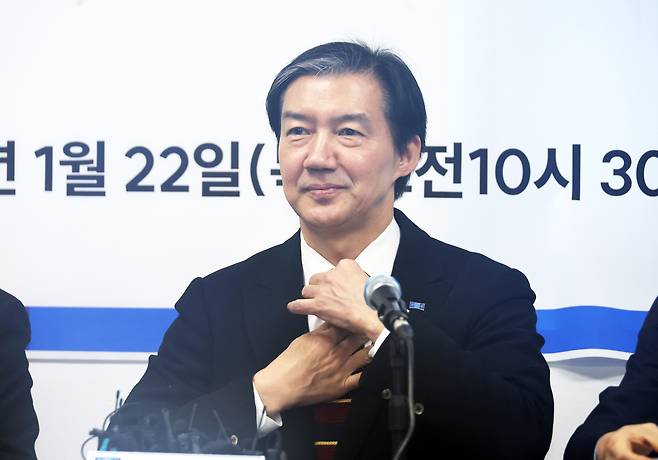 조국 조국혁신당 대표가 지난 22일 전북 전주시 전북도당 당사에서 현장 최고위원회의를 주재하기에 앞서 옷매무새를 정리하고 있다. 연합뉴스
