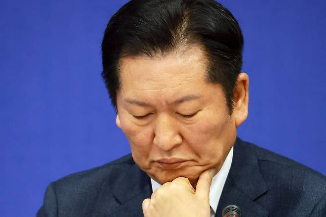정청래 더불어민주당 대표가 23일 충북 진천 국가대표선수촌에서 열린 현장 최고위원회의에 참석해 조국혁신당과의 합당 추진을 우려하는 박지원 최고위원의 발언을 듣고 있다. 연합뉴스