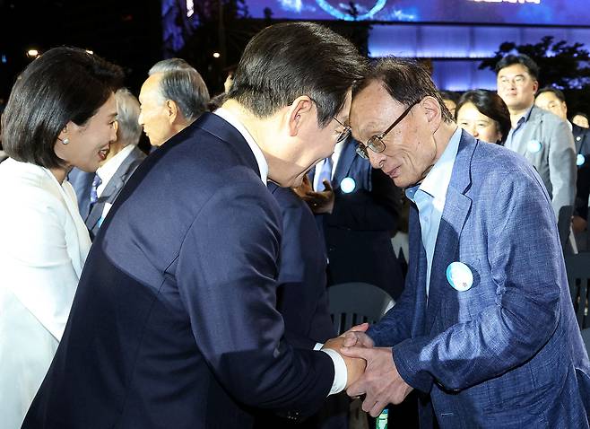 이재명 대통령과 김혜경 여사가 지난해 8월15일 광화문광장에서 열린 제21대 대통령 국민임명식 ‘광복 80년, 국민주권으로 미래를 세우다’ 행사에서 이해찬 전 국무총리와 인사하고 있다. 대통령실사진기자단