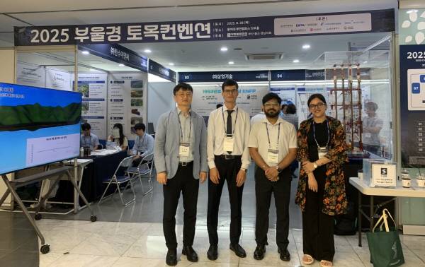 (왼쪽부터) 박성혁 교수, 이랄리브 자보킬벡 석사과정생, 아납 고쉬 박사, 타누슈리 폴 박사.