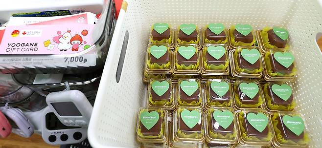 At a blood donation center in Yeonsu-gu, Incheon, Dubai chewy cookies are prepared to be given to donors on Tuesday. (Yonhap)