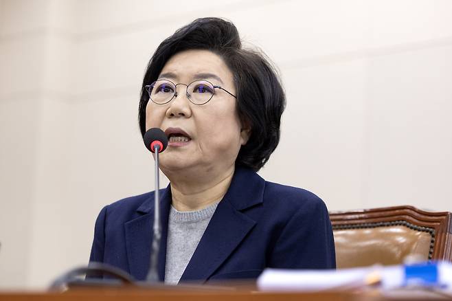 Lee Hye-hoon, nominee for minister of planning and budget, answers lawmakers’ questions during a confirmation hearing at the National Assembly’s Strategy and Finance Committee on Friday. (Yonhap)