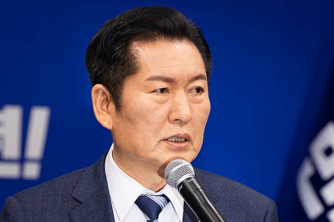 Democratic Party leader Jung Chung-rae speaks during a press conference at the National Assembly in Yeouido, western Seoul, on Jan. 22. [NEWS1]
