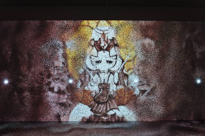 A projection of the sand art “Filling The Void with Creation ‘Void’” by Chai Seung-woong at the CookieRun Kingdom’s “Legacy of the Kingdom” art exhibition at the Ara Art Center in Insa-dong in Jongno District, central Seoul. [CHO YONG-JUN]