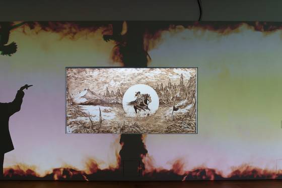 “Discipline Without Sound 'Silence'” by Kim Yeong-jo, a nakwha (pyrography painting) at the CookieRun Kingdom’s “Legacy of the Kingdom” art exhibition at the Ara Art Center in Insa-dong in Jongno District, central Seoul. [CHO YONG-JUN]