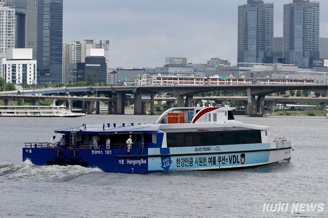 지난해 7월 시민 체험 시범 운항을 시작한 서울시 한강버스가 서울 여의도 선착장을 출발해 한강을 지나가고 있다. 쿠키뉴스 자료사진&nbsp;