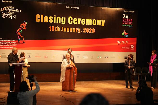 경산시 지원 영화 ‘인간 초거대 알고리즘’이 다카국제영화제에서 최우수극 영화상을 받았다. 이 영화는 승려이자 영화감독인 대해스님(속명 유영의)을 비롯한 경산 출신 영화인들이 제작에 참여했다.&nbsp;