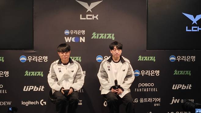 (왼쪽부터) ‘커즈’ 문우찬과 고동빈 KT 롤스터 감독이 23일 서울 종로구 치지직 롤파크 LCK 아레나에서 열린 ‘2026 LCK컵’ 그룹 배틀 T1와의 경기가 끝난 뒤 기자회견에 참석하고 있다. 송한석 기자