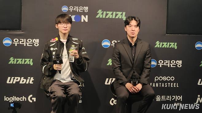 (왼쪽부터) ‘페이커’ 이상혁과 김정균 T1 감독이 23일 서울 종로구 치지직 롤파크 LCK 아레나에서 열린 ‘2026 LCK컵’ 그룹 배틀 KT 롤스터와의 경기가 끝난 뒤 기자회견을 하고 있다. 송한석 기자