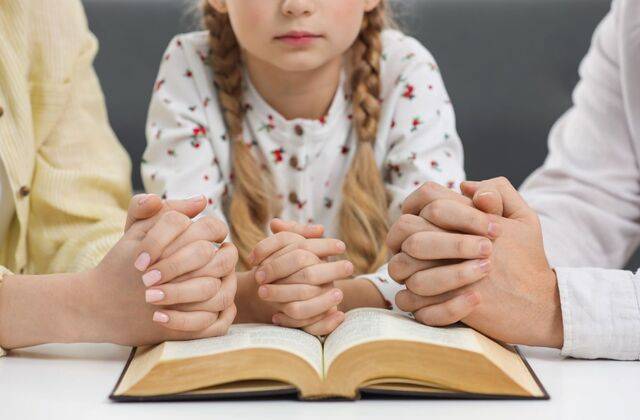 ‘부모의 신앙, 축복인가 굴레인가’ 저자들은 한국 기독교가 ‘가족 종교화’ 현상을 긍정적으로 승화시킬 때 교회 내 환대와 포용의 문화가 정착될 수 있다고 분석했다. 사진은 부모와 자녀가 성경을 앞에 두고 기도하는 모습. 게티이미지뱅크