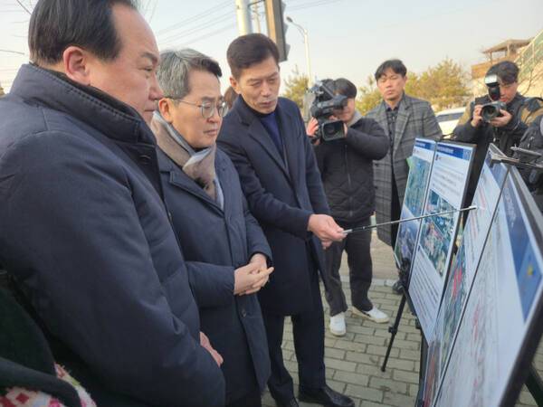 23일 김동연 경기도지사가 오산시 외삼미동 북오산IC에 방문해 상습 정체 구역의 상황을 점검하고 있다. 이진기자