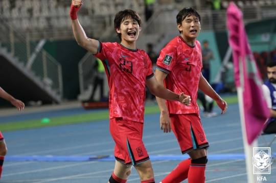 신민하, 헤더 결승골 환호. 사진[연합뉴스]