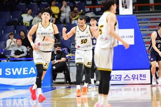 아셈 마레이(50번) 등 LG 선수들. 사진[연합뉴스]