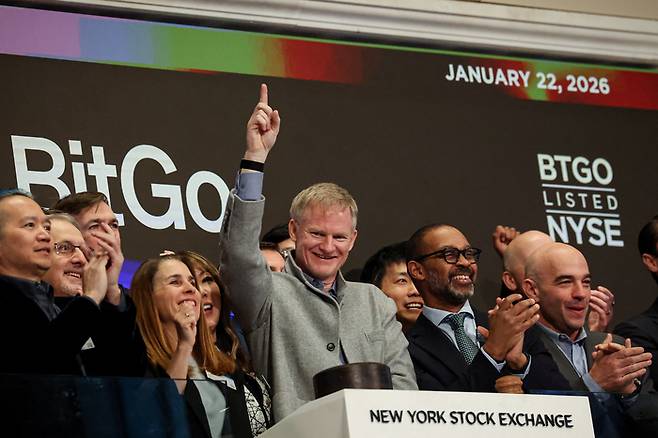 마이크 벨시 비트고 최고경영자(CEO)가 22일(현지시간) 뉴욕증권거래소(NYSE)에서 기업공개(IPO)를 기념해 오프닝벨을 타종하고 있다. [사진=로이터연합]