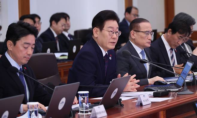 이재명 대통령이 22일 청와대에서 열린 수석보좌관회의에서 발언하고 있다. [연합뉴스]