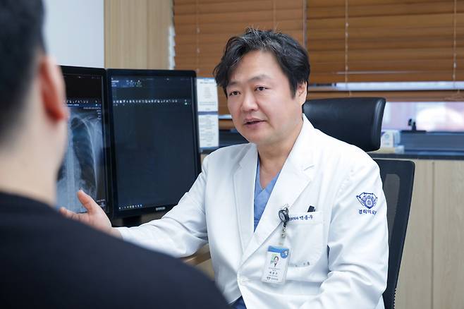 백종우 경희대병원 정신건강의학과 교수가 매경AX와 인터뷰 중 ‘외상후스트레스장애(PTSD)’에 대해 설명하고 있다. [경희의료원 제공]