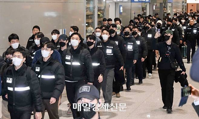 캄보디아를 거점으로 스캠 범죄를 벌인 한국 국적 피의자들이 23일 인천국제공항 제2여객터미널을 통해 강제송환되고 있다. 이재명 대통령의 지시로 꾸려진 초국가범죄범정부 태스크포스(TF)는 약 486억 원을 편취한 한국 국적 피의자 73명을 강제송환했으며, 이는 범죄 피의자 해외 송환 사례 중 역대 최대다.  [한주형 기자]