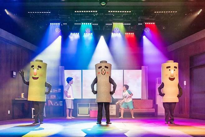 가족 뮤지컬 ‘건전지 아빠’의 공연 장면. 아이의 시선에서 아빠의 고충을 표현해냈다. [NHN 링크]