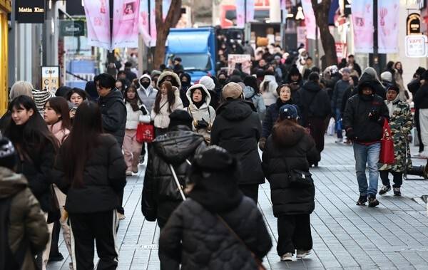 외국인 관광객들이 서울 중구 명동거리 둘러보고 있다. [연합뉴스]