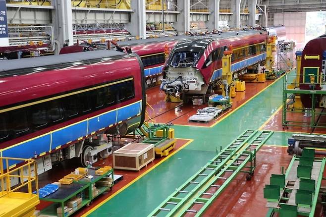 현대로템의 창원 철차 의장공장에서 차세대 ‘EMU-320’ 고속열차가 제작되고 있다. 현대로템