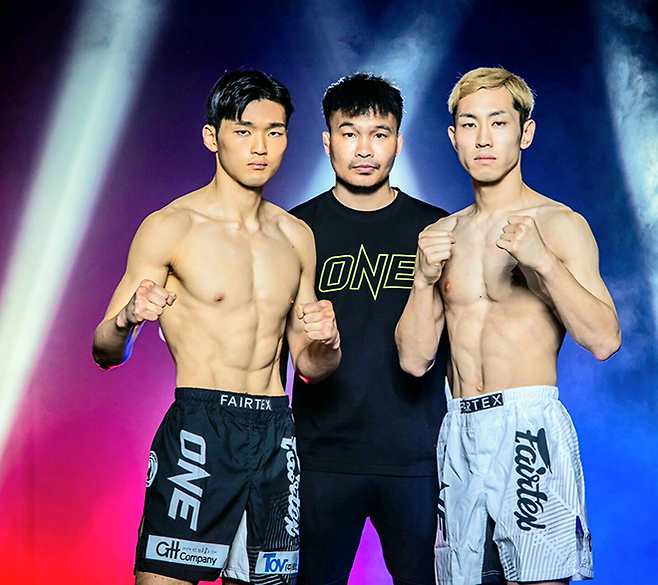 제2대 맥스FC 65㎏ 챔피언 조경재가 2026년 1월 태국 방콕 룸삐니 경기장 ONE Friday Fights 138 킥복싱 밴텀급 계체 통과 후 쇼타와 기념 촬영을 하고 있다. 쇼타는 입식타격기 빅리그 일본 Rise 4승 2패다. 사진=Group One Holdings Pte. Ltd.