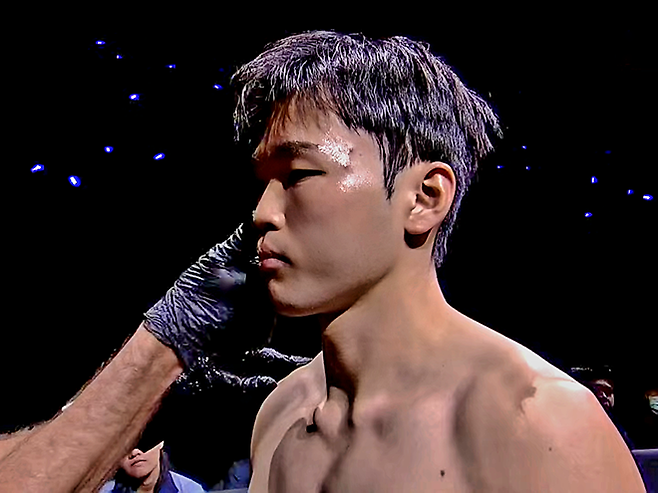 제2대 맥스FC 65㎏ 챔피언 조경재가 2026년 1월 태국 방콕 룸삐니 경기장 ONE Friday Fights 138 킥복싱 밴텀급 시합을 위해 입장하고 있다. 조경재는 대한무에타이협회 70㎏ 챔피언도 지냈다. 사진=Group One Holdings Pte. Ltd.