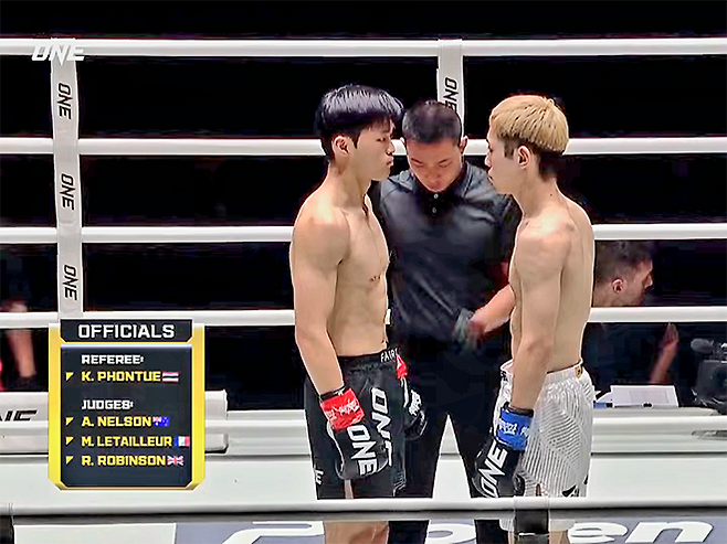 제2대 맥스FC 65㎏ 챔피언 조경재와 입식타격기 빅리그 일본 Rise 4승 2패 쇼타가 2026년 1월 태국 방콕 룸삐니 경기장 ONE Friday Fights 138 킥복싱 밴텀급 시작 전 마주 보고 있다. 조경재는 대한무에타이협회 70㎏ 챔피언도 지냈다. 사진=Group One Holdings Pte. Ltd.