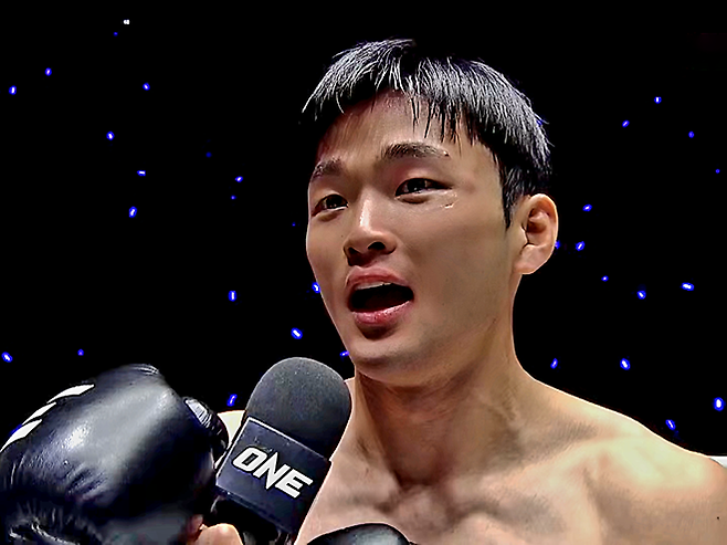 제2대 맥스FC 65㎏ 챔피언 조경재가 2026년 1월 태국 방콕 룸삐니 경기장 ONE Friday Fights 138 킥복싱 밴텀급 승리 인터뷰를 하고 있다. 조경재는 대한무에타이협회 70㎏ 챔피언도 지냈다. 사진=Group One Holdings Pte. Ltd.