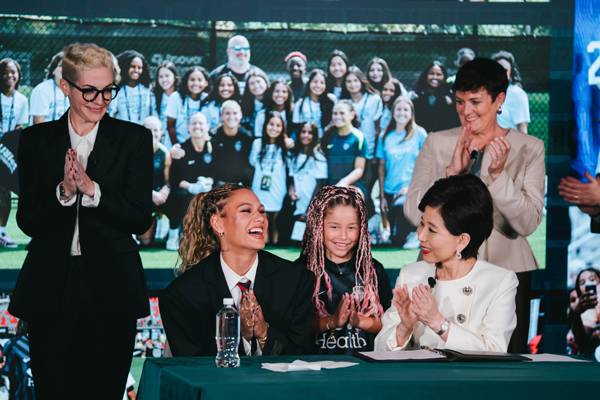 트리니티 로드먼이 소속팀 워싱턴과 재계약했다. 로드먼과 미셸 강 워싱턴 구단주가 박수를 치고 있다. 사진= 워싱턴 스피릿 공식 X