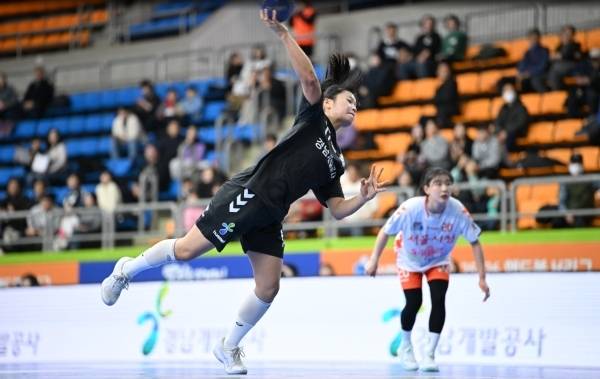 사진 신한 SOL Bank 25-26 핸드볼 H리그 경남개발공사와 서울시청 경기 모습