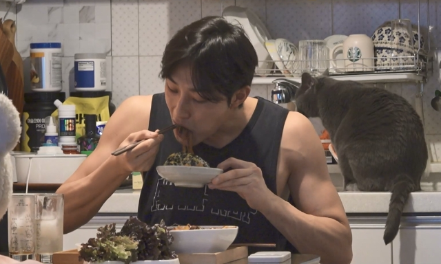 배나라가 의문의 비닐 위에서 운동화에 비닐봉투를 씌우고 운동하는 모습이 포착됐다.사진=MBC 제공