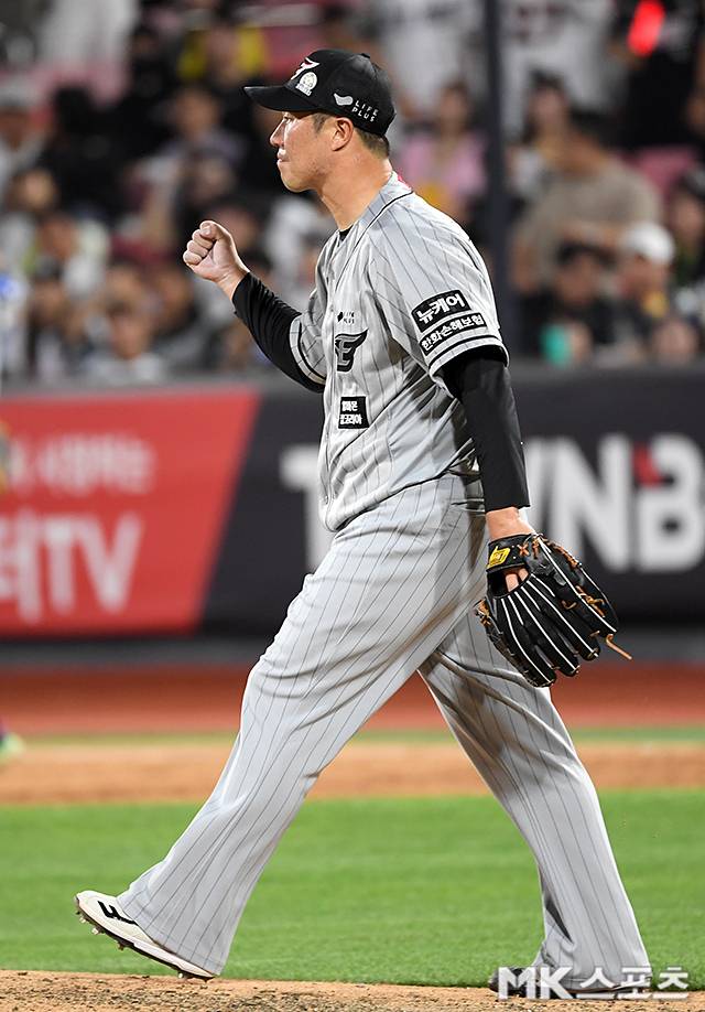 2024년 6월 4일 오후 수원KT위즈파크에서 ‘2024 프로야구’ 한화 이글스와 KT 위즈의 경기가 열렸다. 이날 선발은 한화 황준서, KT 벤자민이 나섰다. 5회말 무사 1루에서 한화 장민재가 배정대를 병살타 처리한 뒤 기뻐하고 있다. 사진=천정환 기자