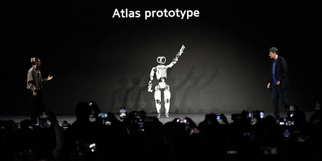 세계 최대 가전·정보기술(IT) 전시회 'CES 2026' 개막을 하루 앞둔 5일(현지시간) 미국 네바다주 라스베이거스 만달레이베이에서 열린 현대차그룹 프레스 컨퍼런스에서 차세대 전동식 아틀라스 시제품이 손인사하고 있다. /사진=공동취재단