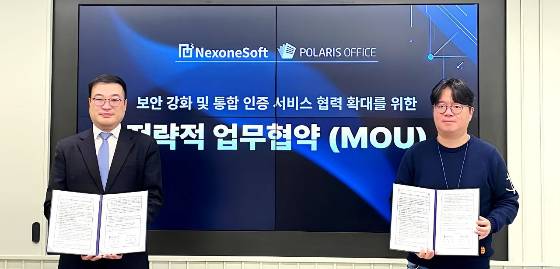 최덕훈 넥스원소프트 대표(왼쪽)과 이해석 폴라리스그룹 AI총괄이 업무협약식을진행하고 있다./사진제공=폴라리스오피스