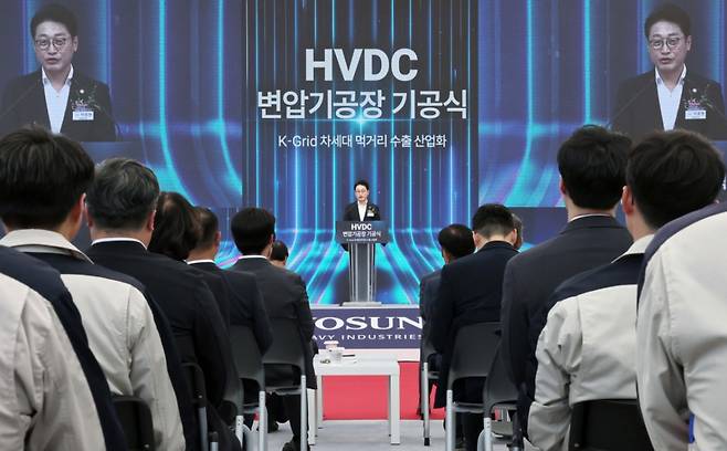 이호현 산업통상자원부 2차관이 지난해 7월 30일 경남 창원 효성중공업 3공장에서 열린 '효성중공업 초고압직류송전(HVDC) 변압기 공장 기공식'에 참석해 축사를 하고 있다./사진=류현주