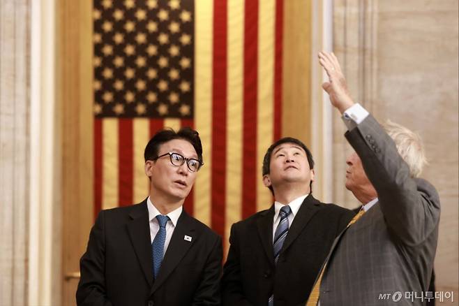 [서울=뉴시스] 김선웅 기자 = 미국을 방문 중인 김민석 국무총리가 22일(현지시간) 미국 워싱턴 DC 소재 미국 국회의사당에서 열린 미 하원 주요인사 초청 오찬 간담회에 참석해 의회 관련 설명을 듣고 있다. (사진=총리실 제공) 2026.01.23. photo@newsis.com *재판매 및 DB 금지 /사진=
