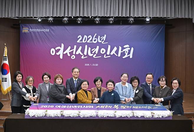 원민경 성평등가족부 장관(사진 가운데)와 김삼화 한국양성평등교육진흥원장(사진 맨오른쪽) 등 내빈이 '2026년 여성신년인사회'를 개최하며 기념촬영하고 있다./사진제공=한국양성평등교육진흥원