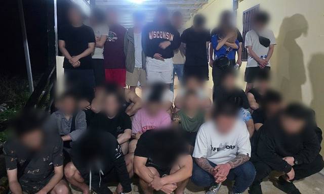 캄보디아 스캠 등 범죄 조직 한국인 피의자 73명이 23일 전세기를 통해 강제송환됐다. 사진은 캄보디아 몬돌끼리에서 검거한 대상자들. 초국가범죄특별대응 TF 제공